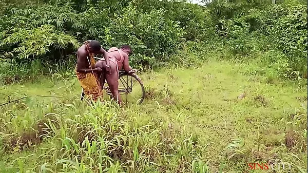 OKONKWO GAVE THE VILLAGE SLAY QUEEN A LIFT WITH HIS BICYCLE, FUCKED HER OUTDOOR